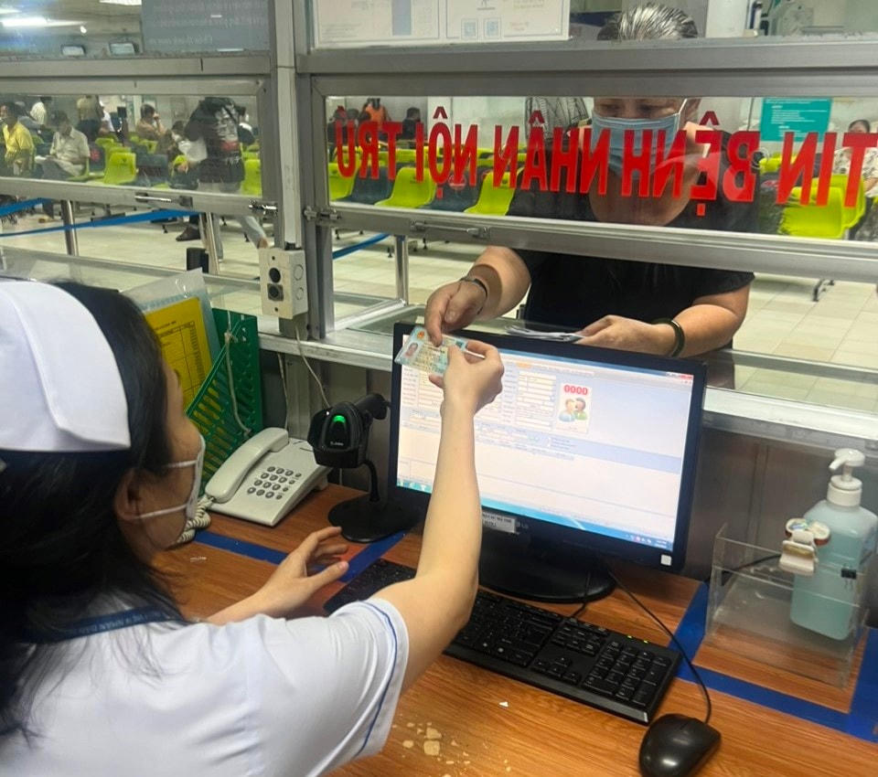 Người dân dùng CCCD gắn chip khi đi khám chữa bệnh BHYT tại Bệnh viện Nhân dân Gia Định (TPHCM).