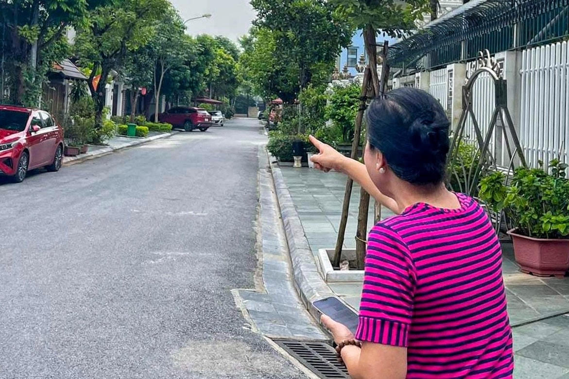 Bà Trần Thị Hòe (63 tuổi, người dân khu BT7) chỉ địa điểm xảy ra vụ bắt cóc cho phóng viên.