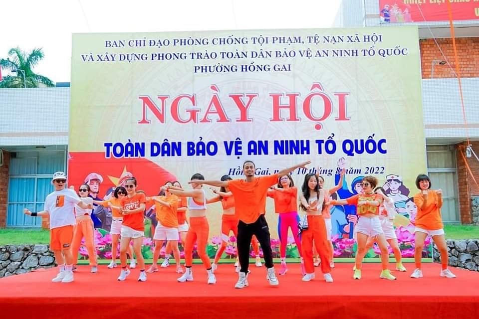 Tiết mục biểu diễn dân vũ của nhân dân phường Hồng Gai tại Ngày hội.