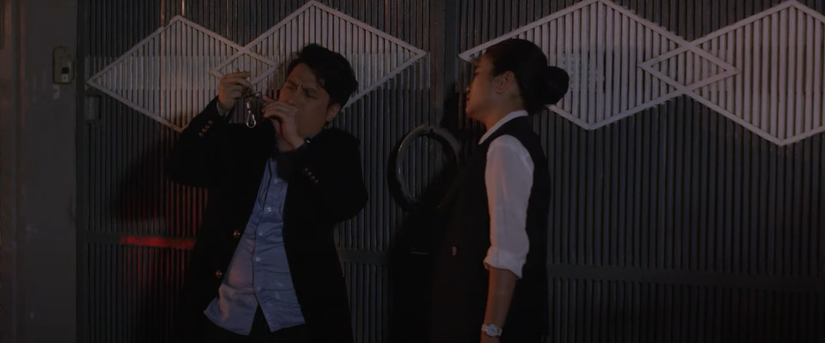 Việt và Lam loay hoay mở cửa vào nhà.