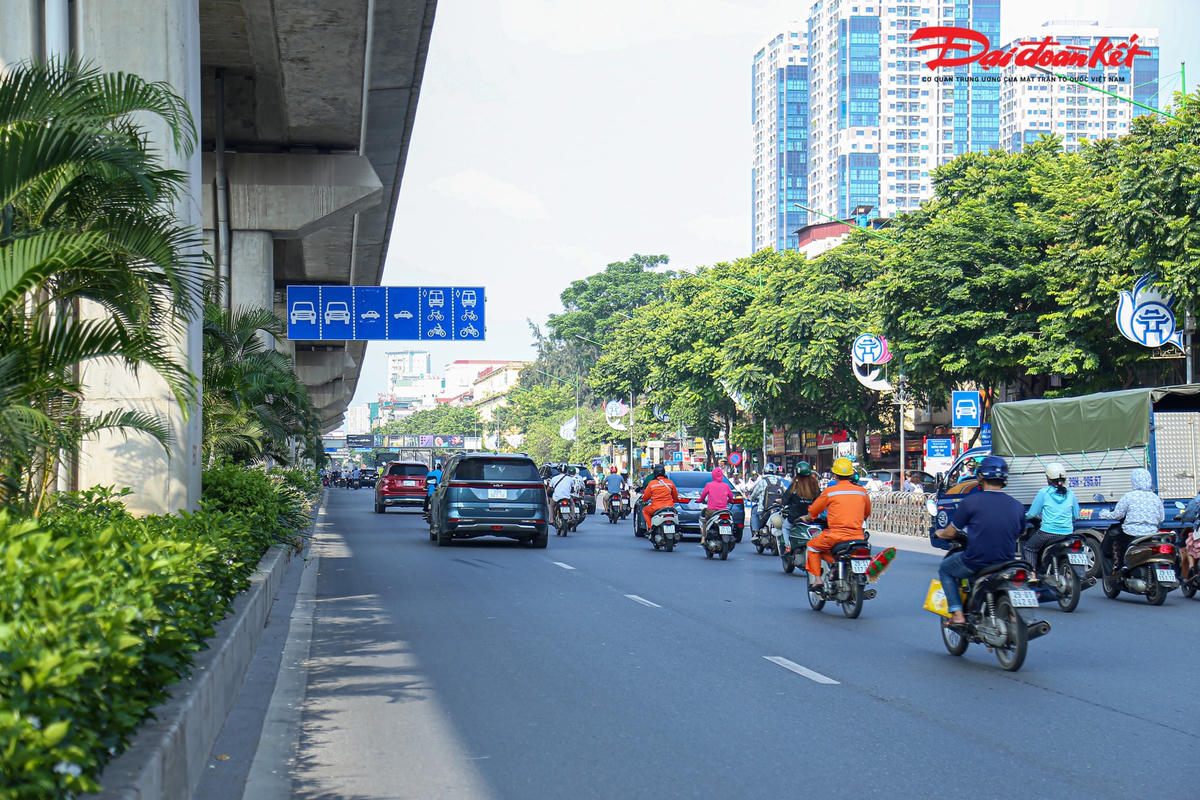 Bên cạnh đó, cũng có nhiều phương tiện, đặc biệt là một số xe máy vẫn không thực hiện việc phân làn, tách riêng dòng xe. Xe máy vẫn đi vào làn ô tô.