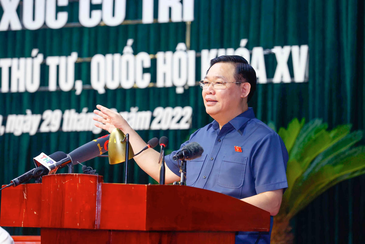 Chủ tịch Quốc hội Vương Đình Huệ phát biểu tại buổi tiếp xúc cử tri.