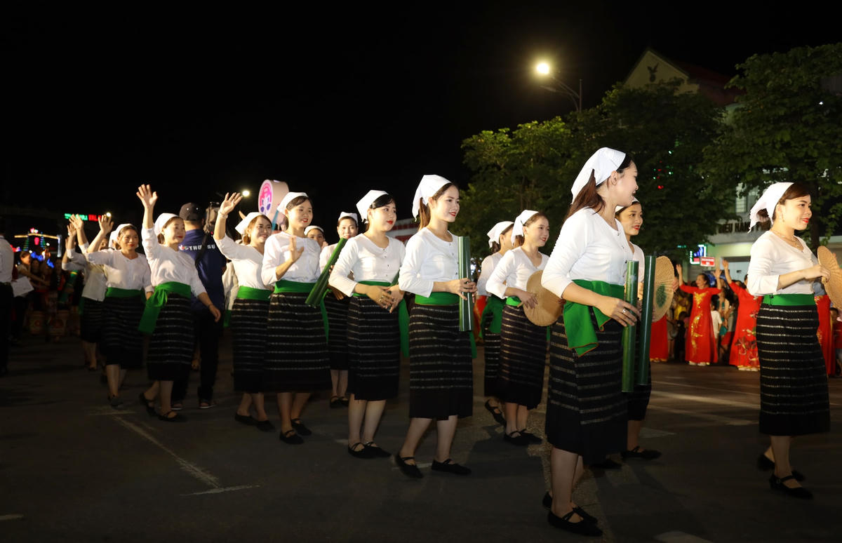 Tiết mục văn nghệ của huyện Quỳ Hợp. Ảnh Điền Bắc.