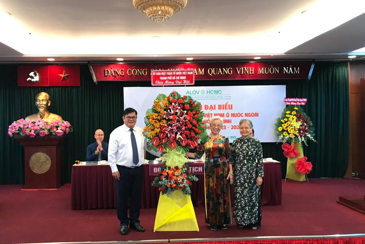 Ông Ngô Thanh Sơn, Phó Chủ tịch Uỷ ban MTTQ Việt Nam TPHCM  trao lãng hoa chúc mừng đại hội.