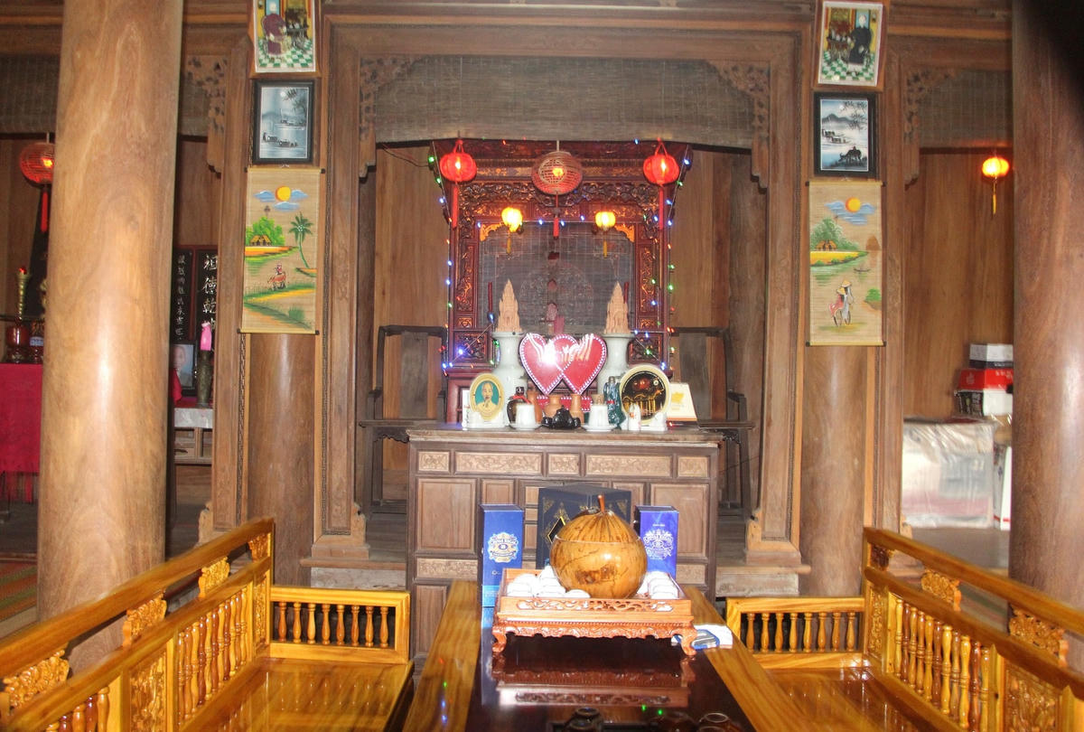 Các kiến trúc bên trong một ngôi nhà cổ ở làng Lộc Yên.