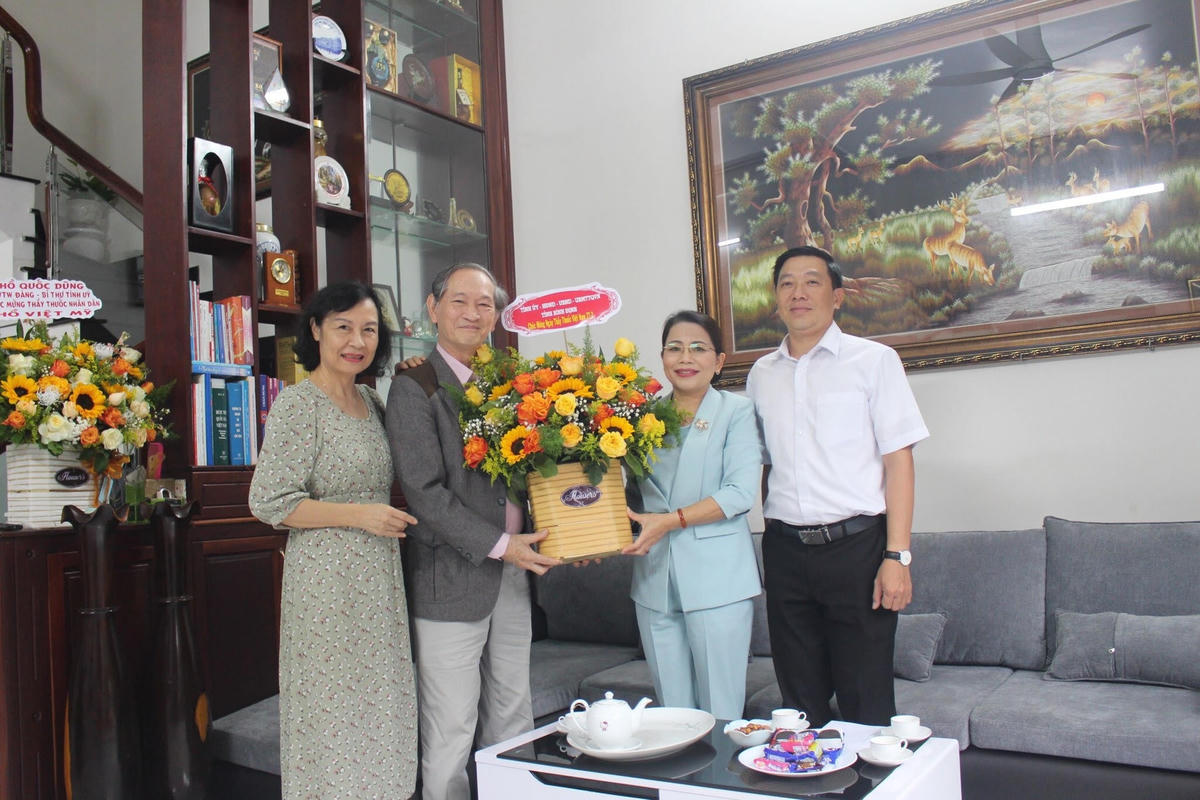 Bà Nguyễn Thị Phong Vũ, Chủ tịch Ủy ban MTTQ Việt Nam tỉnh Bình Định, thăm, tặng hoa chúc mừng Thầy thuốc Nhân dân Hồ Việt Mỹ ngày Thầy thuốc Việt Nam 27-2.