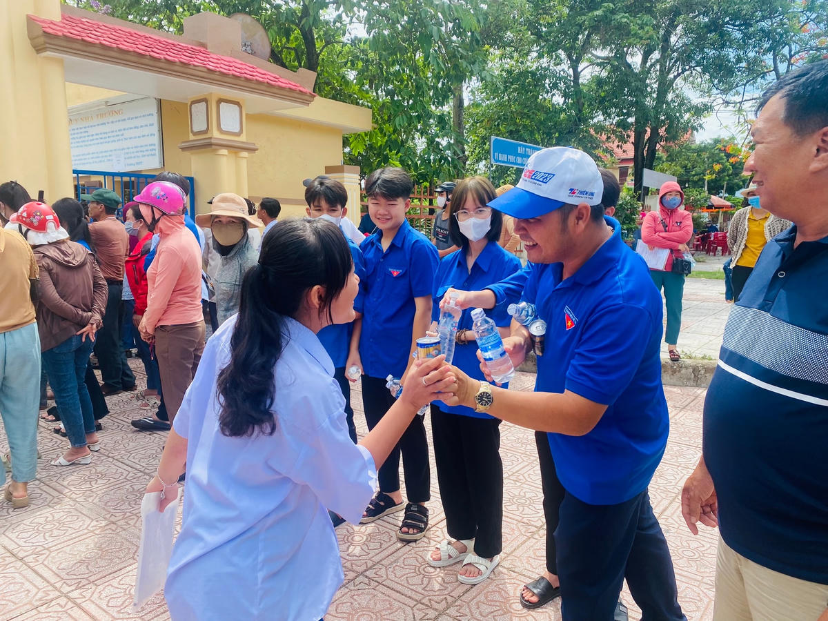 Chuẩn bị bữa cơm, sẵn sàng cây bút… hỗ trợ thí sinh dự thi tốt nghiệp
