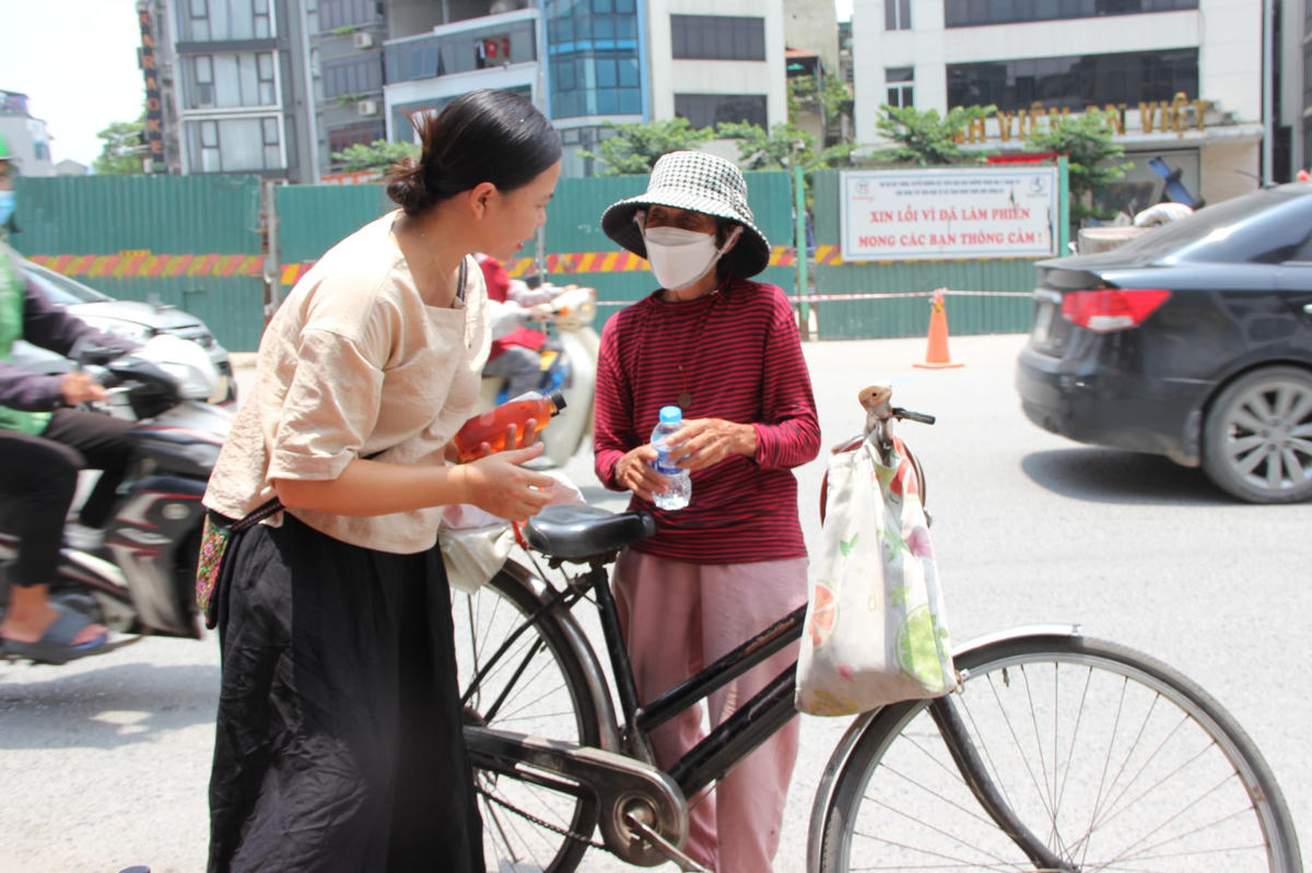 Trạm nước miễn phí phục vụ người lao động giữa thời tiết nắng nóng