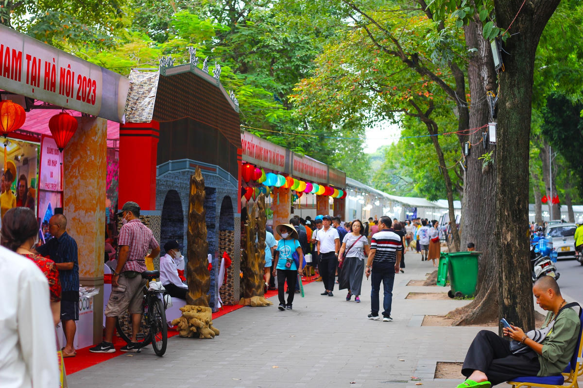 Thu về, phố xá tấp nập người qua lại. Mùa thu cũng là mùa mà các lễ hội được tổ chức nhiều trong năm.