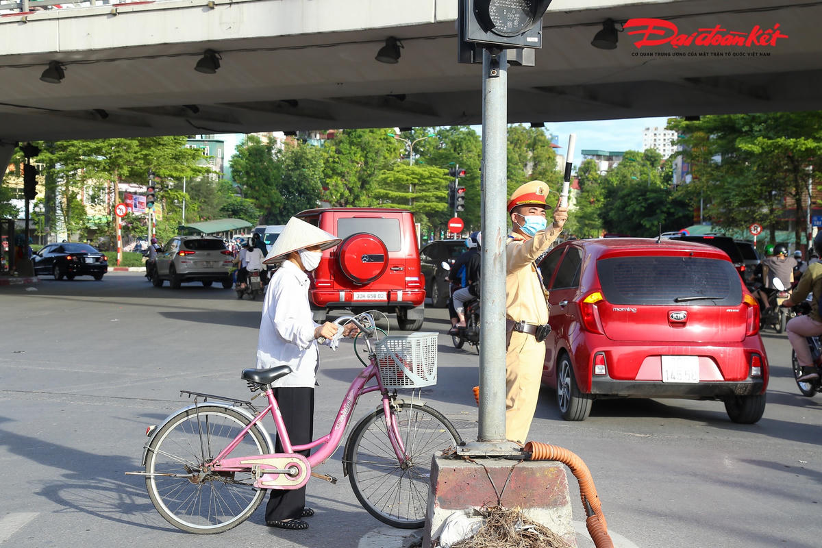 Thượng úy Đỗ Danh Tuấn, Đội Cảnh sát giao thông số 3 (Công an thành phố Hà Nội) cho biết, khác với những ngày trước, ngày hôm nay tại nút giao khá thông thoáng, đa phần các phương tiện chấp hành nghiêm Luật Giao thông đường bộ. 
