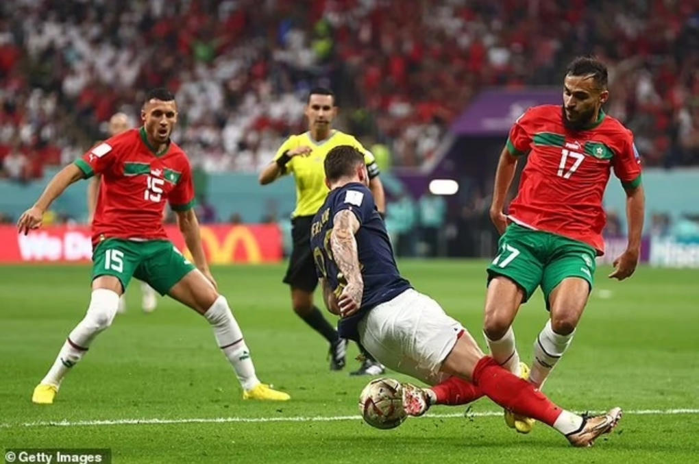 Pha xâm nhập vòng cấm của tiền đạo Sofiane Boufal bị hậu vệ trái Theo Hernandez của Pháp phạm lỗi. Ảnh: Getty.