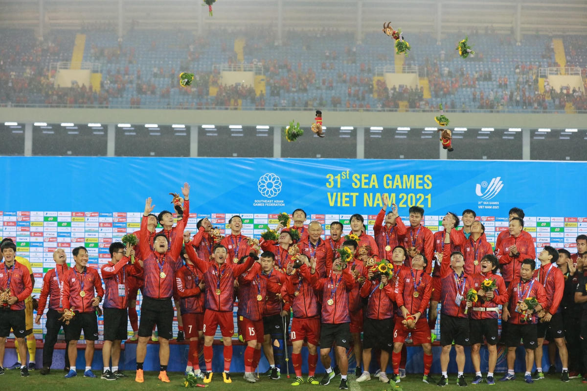 Bóng đá nam xuất sắc giành HCV SEA Games.