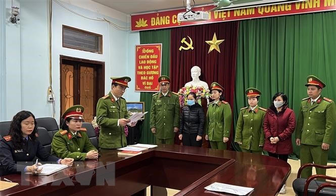Cơ quan điều tra công bố quyết định khởi tố bị can, lệnh bắt bị can để tạm giam 4 tháng đối với Phạm Thị Kim Dung và Hoàng Thị Phượng. (Ảnh: TTXVN phát).
