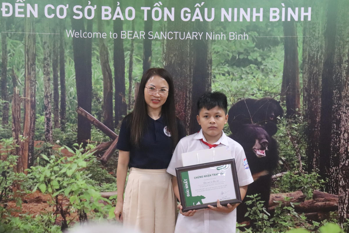 Em Trần Quốc Bảo giành giải nhất cuộc thi với tác phẩm ‘Gấu con ra đón mẹ’.