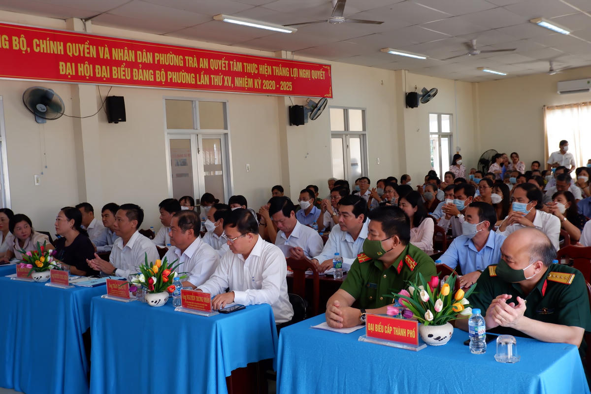 Đại diện lãnh đạo các sở, ban, ngành thành phố tham dự và giải đáp một số vấn đề cử tri quan tâm.