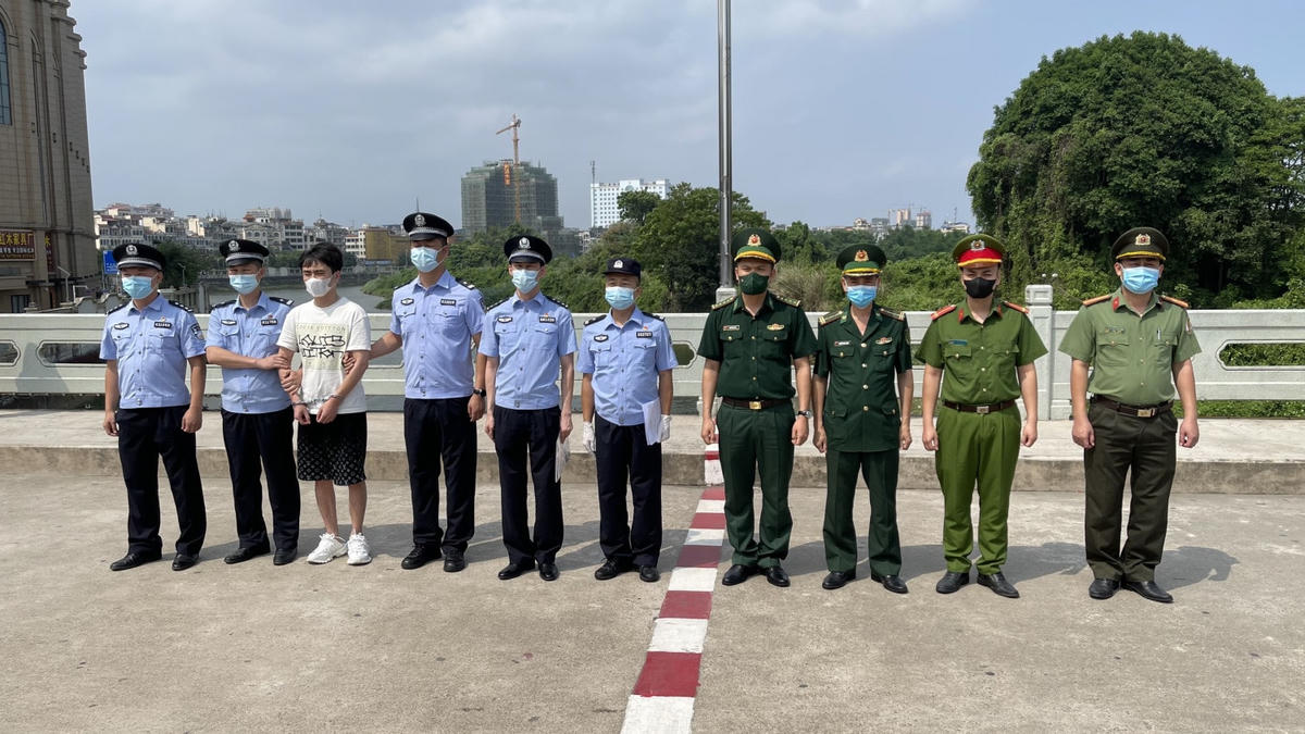 Lực lượng chức năng bàn giao đối tượng người truy nã người Trung Quốc cho Cục Công an TP Đông Hưng.