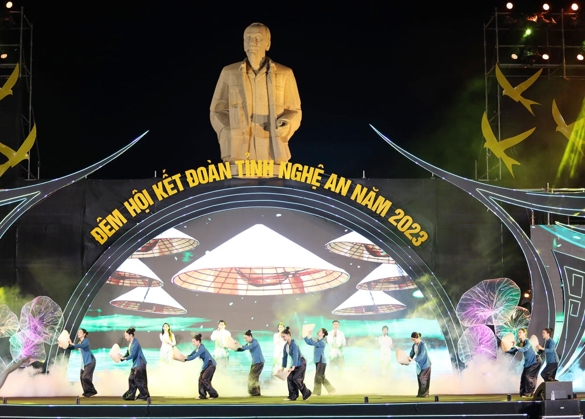 Những tiết mục văn nghệ đã làm lắng đọng người xem với sự dàn dựng công phu, tỉ mỉ. Ảnh Điền Bắc.