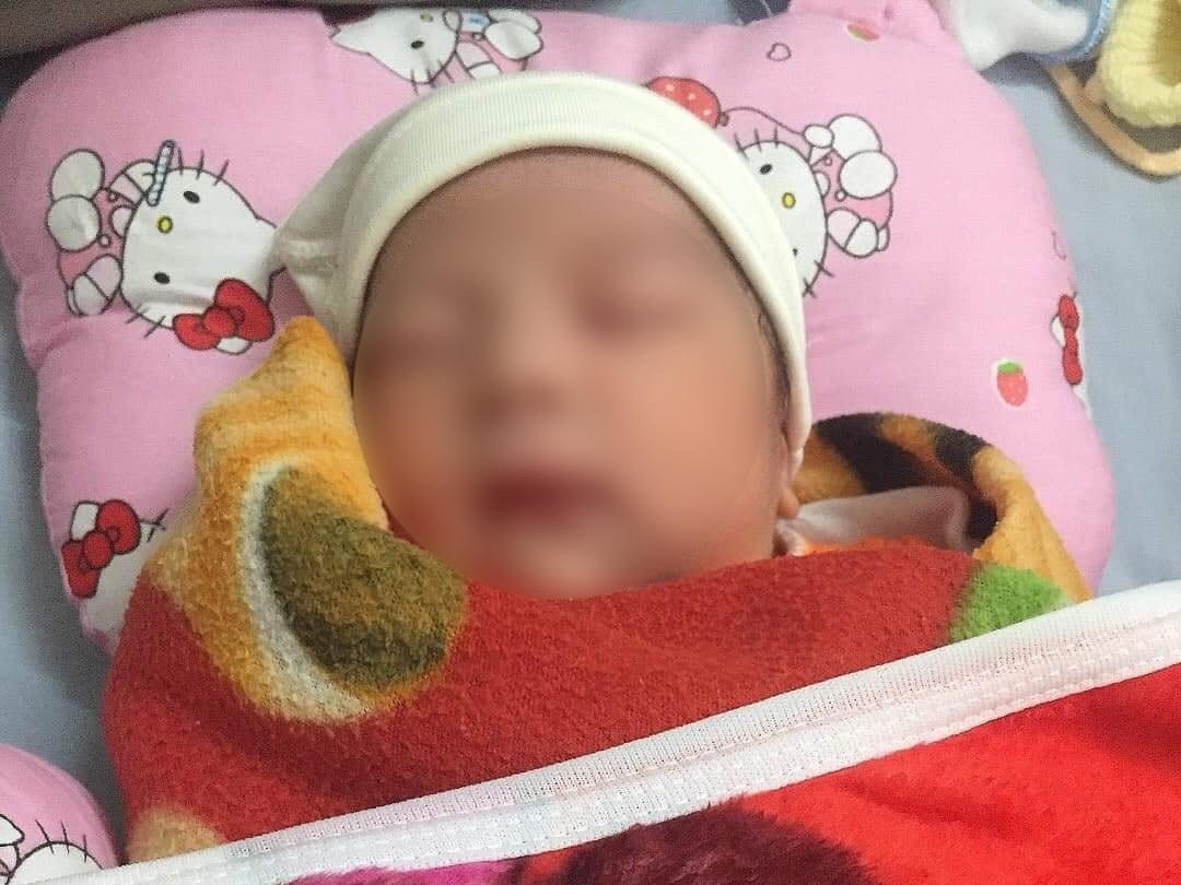 Bé gái bụ bẫm bị mẹ bỏ rơi kèm lời nhắn thương tâm.