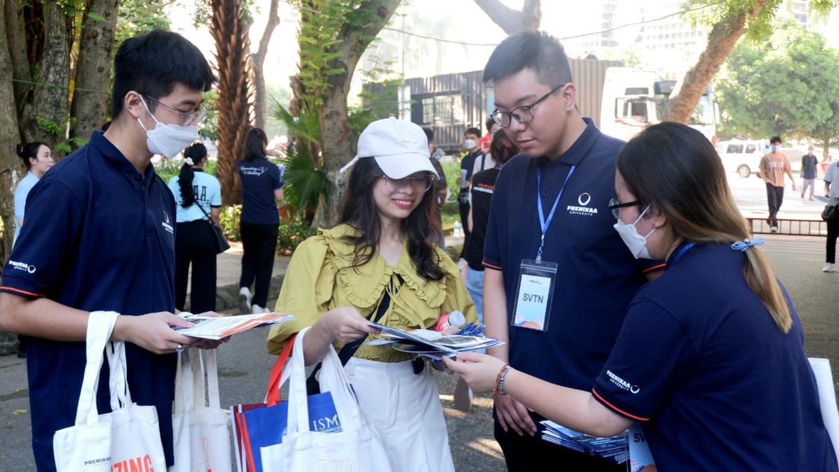 Thí sinh tham gia Ngày hội tư vấn tuyển sinh do Bộ GDĐT tổ chức mới đây.