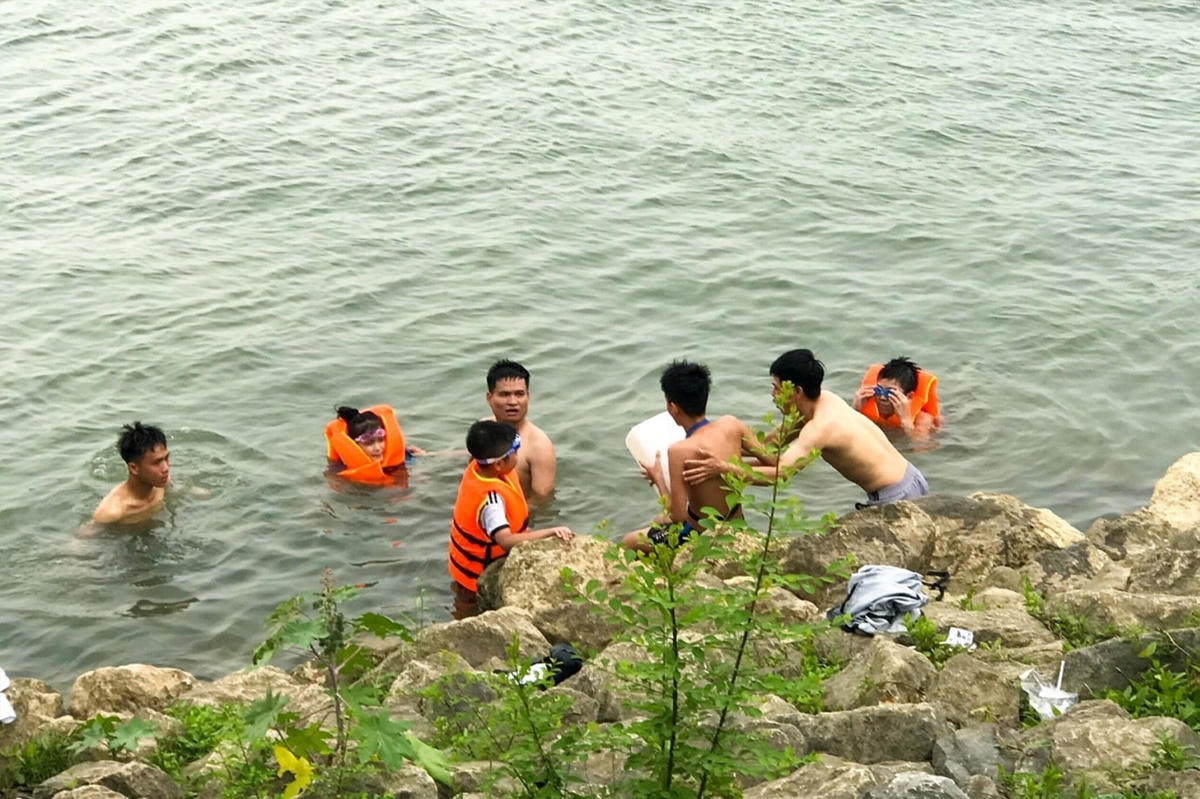 Các bạn nhỏ tỏ ra vô cùng thích thú khi được cha, mẹ đưa tới đây.