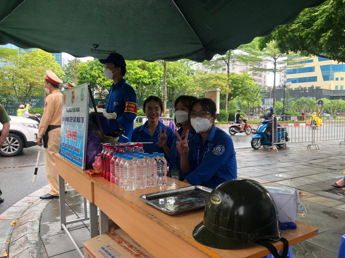 Nước ngọt, nước lọc miễn phí tại cổng điểm thi.