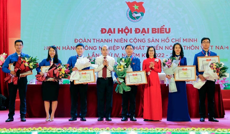 Khen thưởng các tập thể, cá nhân xuất sắc trong nhiệm kỳ vừa qua.
