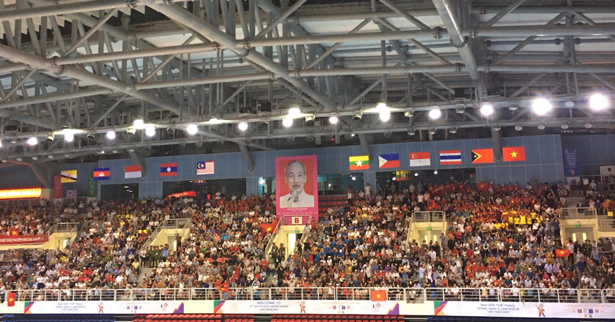 Hàng nghìn khán giả đến cổ vũ cho 2 đội tuyển.