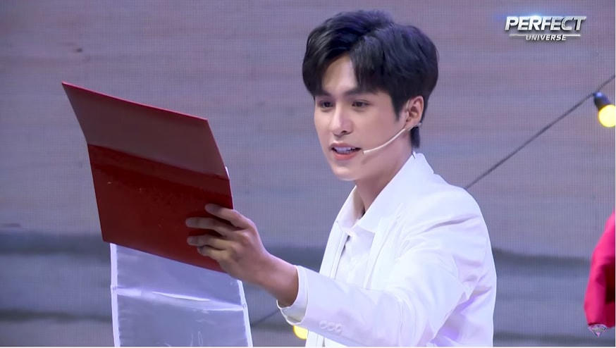 Otis choáng ngợp trước 'xấp' bằng cấp dài dằng dặc của Tường Vy. Ảnh: Perfect Universe.