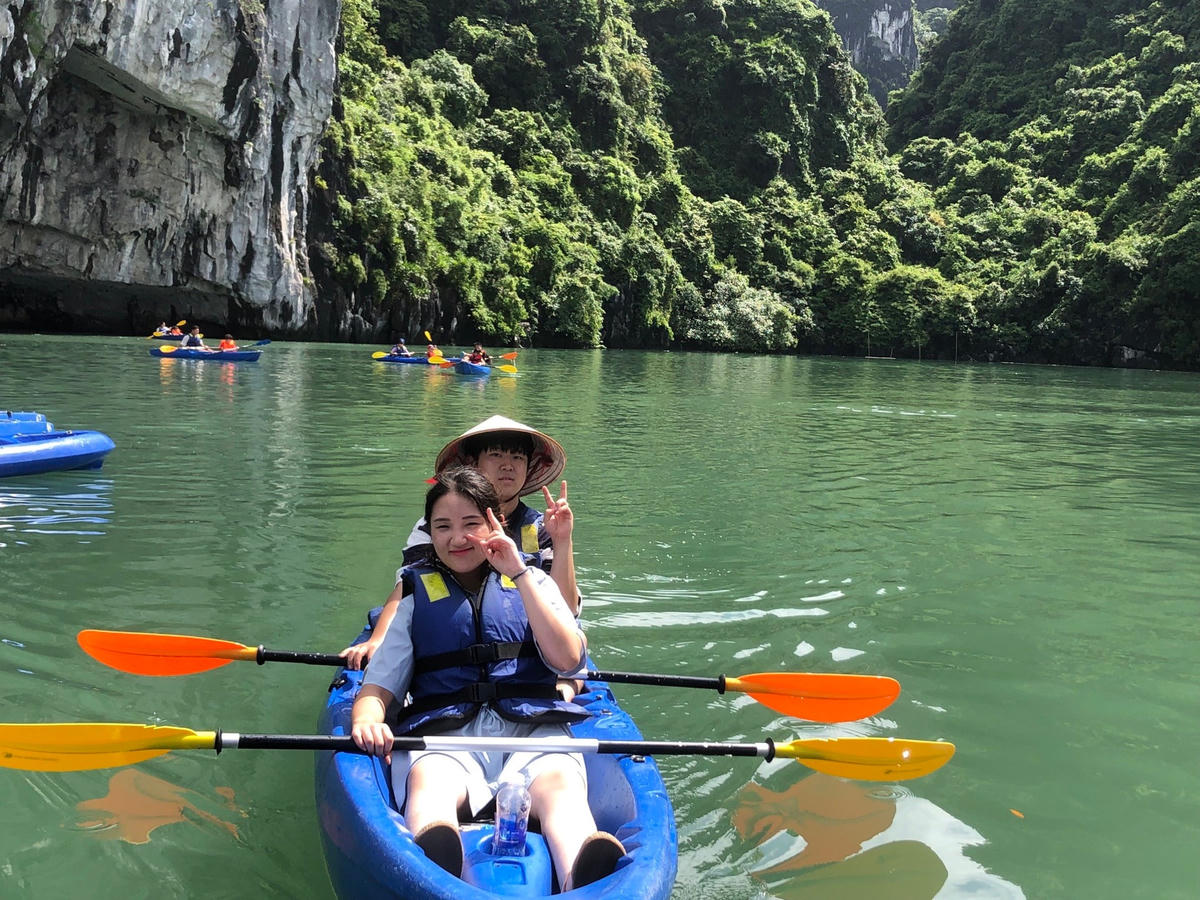 Du khách chèo kayak thăm hang Luồn (vịnh Hạ Long). Ảnh: Nguyễn Quý.
