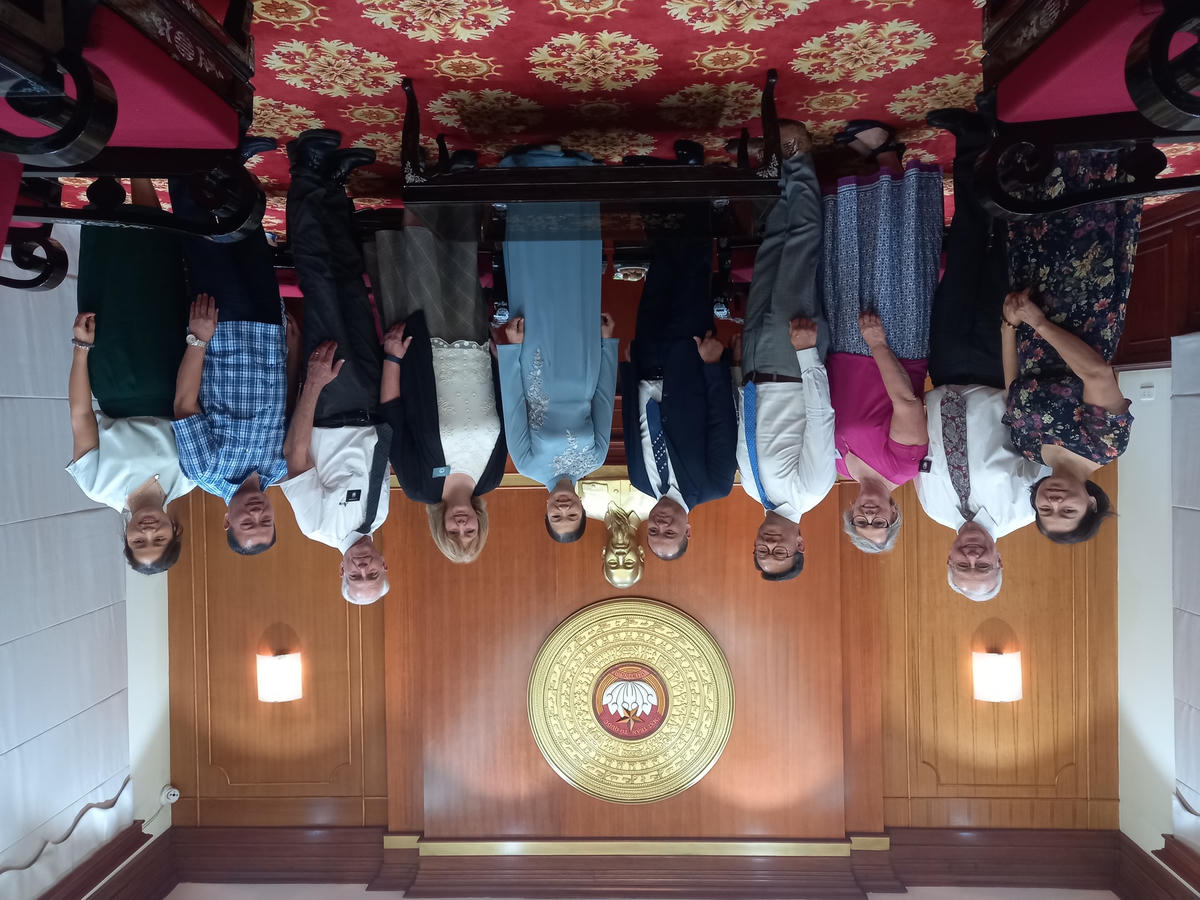 Các đại biểu chụp ảnh lưu niệm.