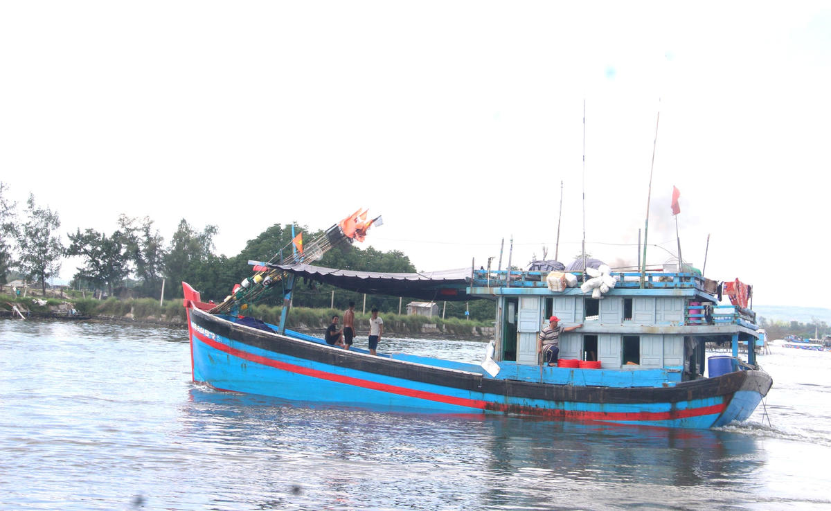 Một tàu cá Quảng Ngãi vươn khơi, bám biển. 