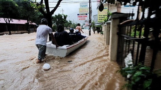 Một số người dân tình nguyện sử dụng thuyền, ca nô để hỗ trợ người dân đến nơi khô ráo.