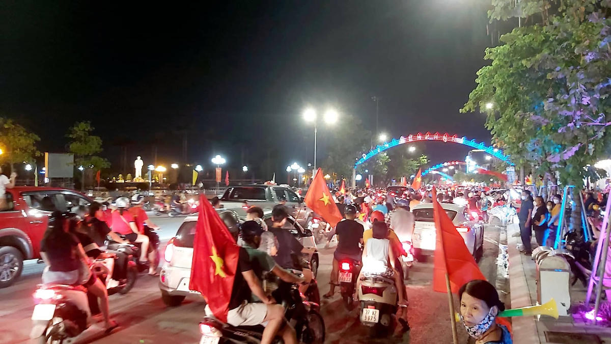 Cờ, băng rôn, trống, kèn... được người dân mang ra đường để ăn mừng chiếc Huy chương vàng thứ 2 liên tiếp của U23 Việt Nam. (Ảnh: Điền Bắc).