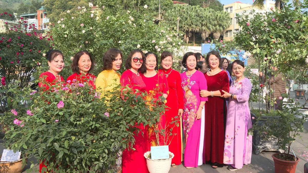 Đến với Lễ hội Đền Cửa Ông năm nay, nhân dân và du khách còn được tham quan triển lãm, trưng bày hoa hồng nhằm hưởng ứng phong trào “TP Cẩm Phả - Thành phố triệu đóa hoa hồng” và trải nhiệm nhiều trò chơi dân gian cùng các hoạt động văn hóa, văn nghệ khác... Ảnh: Cổng thông tin TP Cẩm Phả.