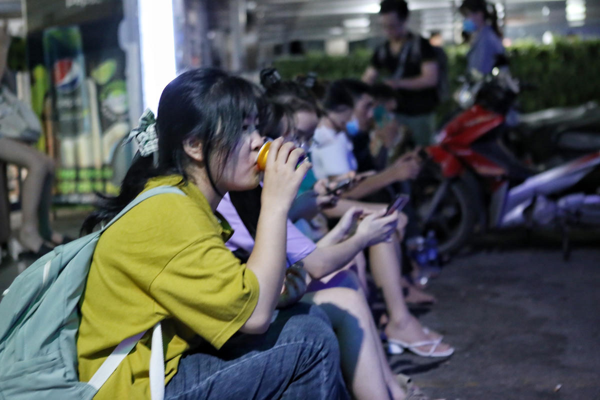 Mặc dù đã mua được vé, nhưng hàng dài người vẫn chờ hàng giờ đồng hồ để có thể bắt xe về quê.