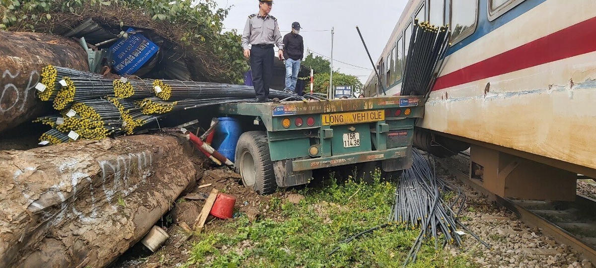 Hiện trường vụ tàu hỏa va chạm với xe chở thép tại huyện Thường Tín, TP Hà Nội ngày 28/1.