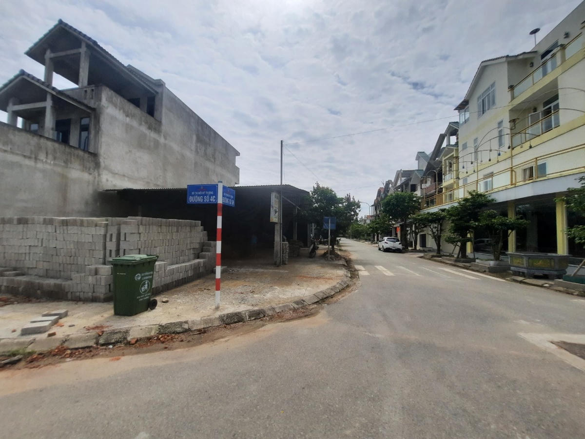 Xưởng sản suất gạch bê tông không phép nằm ngay trong Khu đô thị đã khiến nhiều hộ dân khốn khổ.
