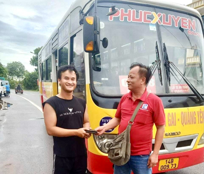 Anh Phạm Hoàng Khánh (bên phải) trả lại chiếc ví cho anh Nguyễn Văn Thụ.