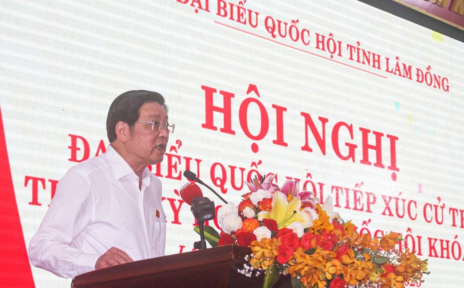 Ông Phan Đình Trạc, Ủy viên Bộ Chính trị, Bí thư Trung ương Đảng, Trưởng Ban Nôị chính Trung ương phát biểu tại buổi tiếp xúc cử tri.