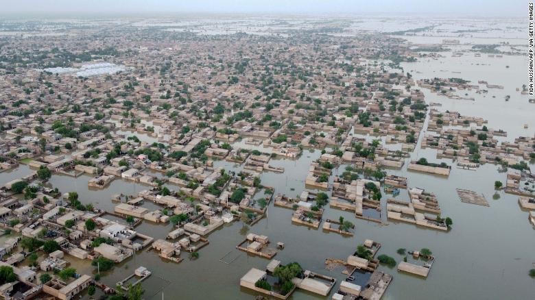 Các khu dân cư bị ngập lụt ở thị trấn Dera Allah Yar thuộc huyện Jaffarabad, tỉnh Balochistan, Pakistan.