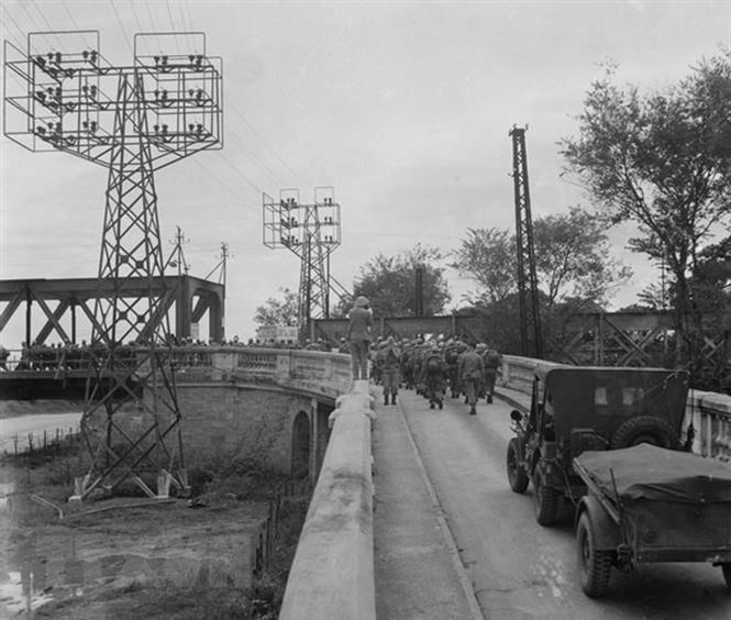 Những người lính Pháp cuối cùng rút qua cầu Long Biên để xuống Hải Phòng, chiều 9/10/1954. (Ảnh: Tư liệu TTXVN).