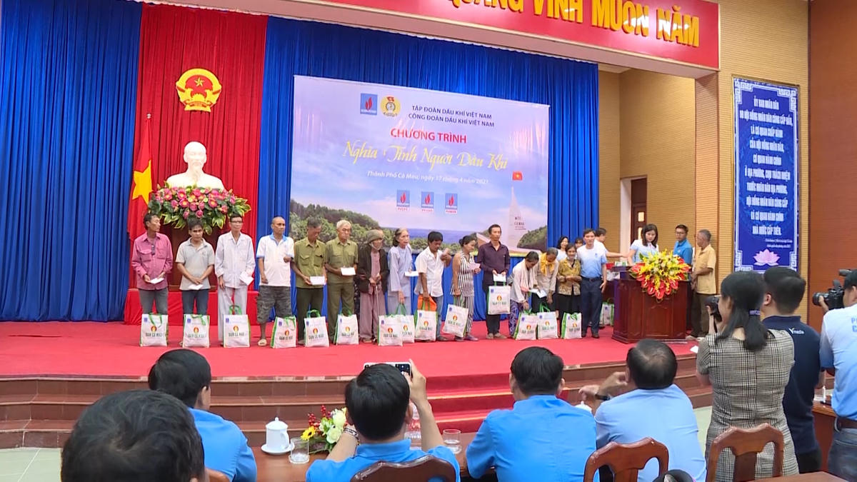 Cà Mau hỗ trợ người lao động gặp khó khăn do ảnh hưởng của dịch Covid-19 trước đó.