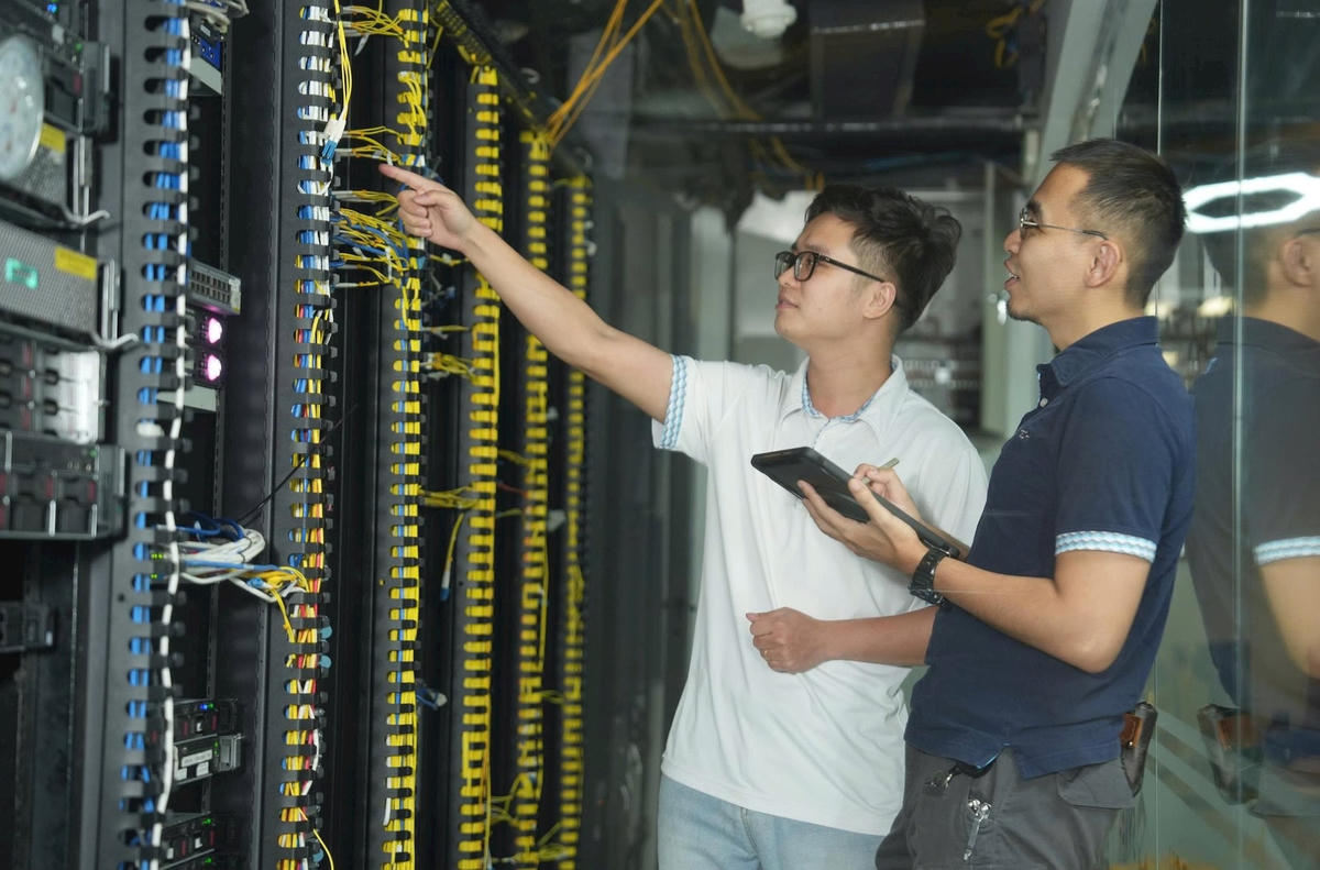 Kỹ sư SVTECH tại phòng Lab hiện đại.