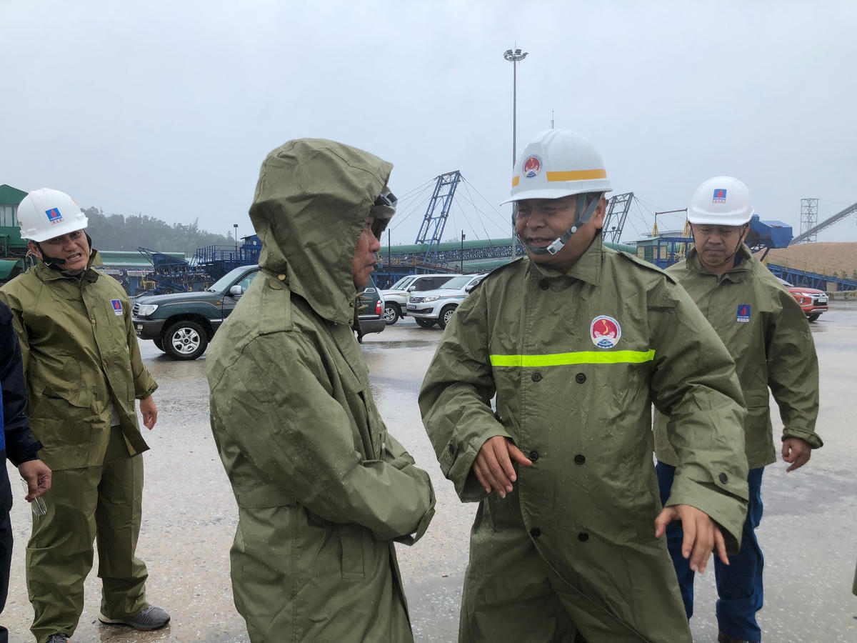 Thứ trưởng Bộ NN&PTNT Nguyễn Hoàng Hiệp kiểm tra công tác ứng phó với bão số 4 tại Cảng PTSC Dung Quất.