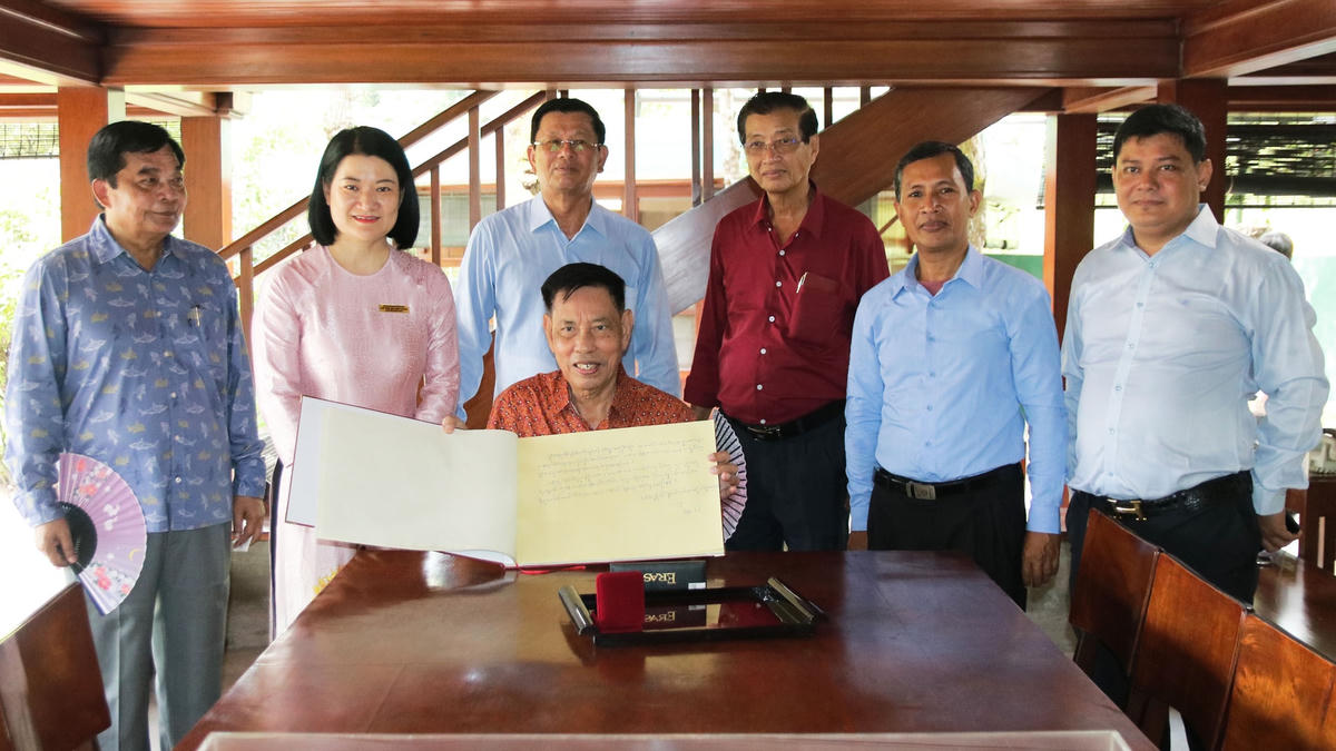 Ông Nhem Valy, Phó Chủ tịch Thường trực kiêm Tổng Thư ký Hội đồng Quốc gia Mặt trận Đoàn kết Phát triển Tổ quốc Campuchia ghi sổ lưu niệm tại Khu di tích Chủ tịch Hồ Chí Minh.