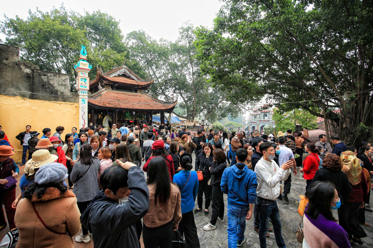 “BQL di tích đã phối hợp với chính quyền địa phương, thực hiện phân luồng, điều tiết giao thông từ xa. Còn bên phía trong đền được bố trí nhân viên bảo vệ phối hợp với công an để đảm bảo an ninh, trật tự cho du khách đến làm lễ được thuận tiện và an toàn”, ông Viện cho hay.