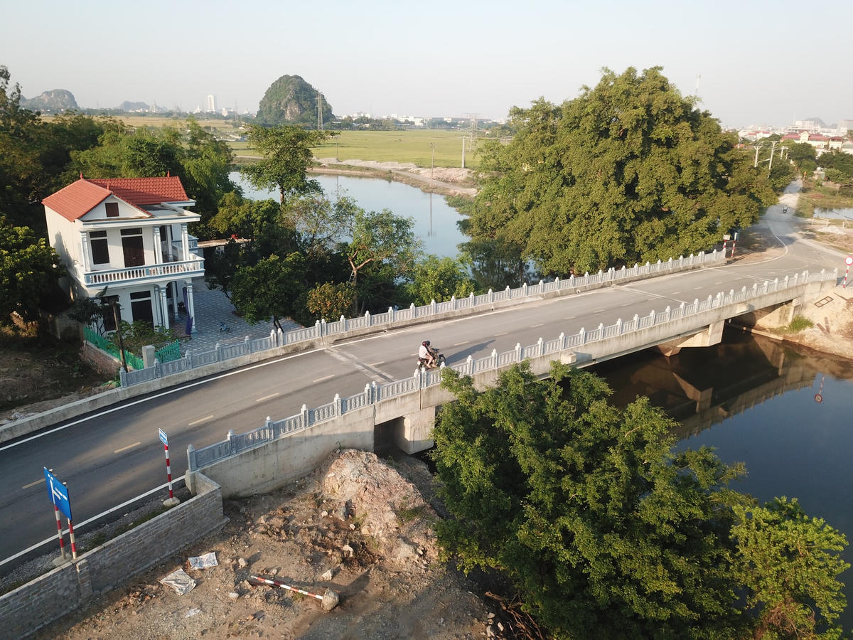 Cầu dài 44m, rộng 7m, được thảm nhựa phẳng lỳ.