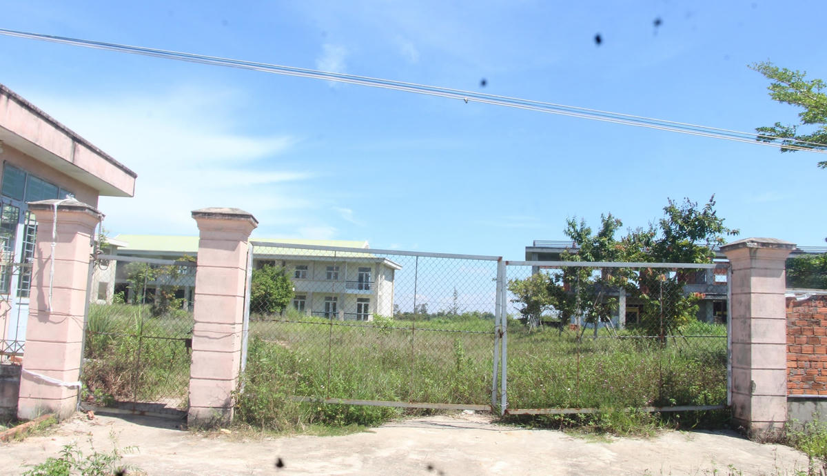 Trung tâm dạy nghề kiểu mẫu Sơn Tịnh xây dựng gần 10 năm vẫn chưa xong.