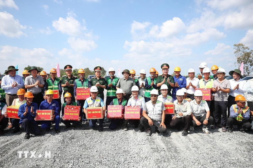 Thủ tướng Phạm Minh Chính thăm, động viên công nhân, kỹ sư thi công dự án đường bộ cao tốc Cần Thơ-Cà Mau đoạn qua thành phố Cà Mau. (Ảnh: Dương Giang/TTXVN)