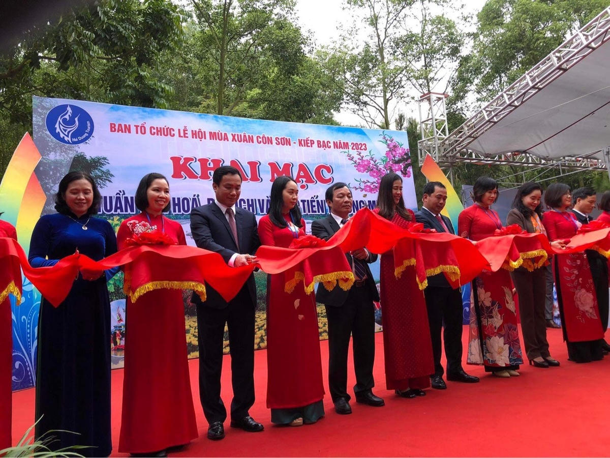 Các đại biểu cắt băng khai mạc Tuần Văn hóa, Du lịch và xúc tiến thương mại.